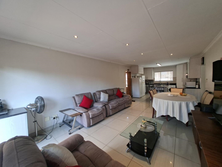 2 Bedroom Property for Sale in Buccleuch Gauteng