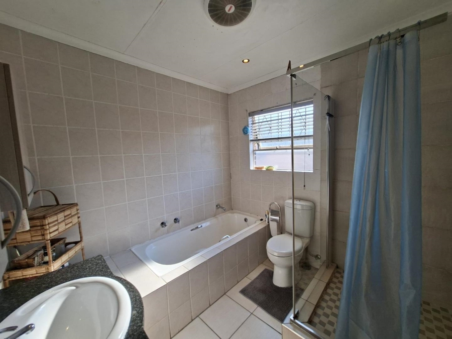 2 Bedroom Property for Sale in Buccleuch Gauteng