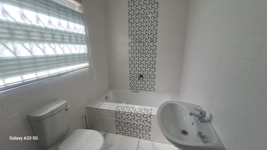 To Let 2 Bedroom Property for Rent in Buccleuch Gauteng