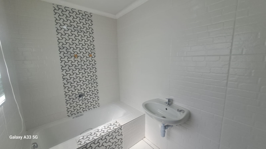 To Let 2 Bedroom Property for Rent in Buccleuch Gauteng