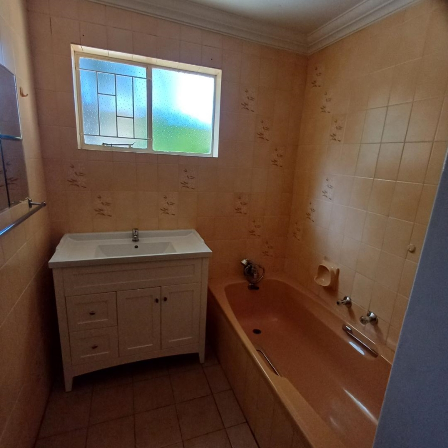To Let 2 Bedroom Property for Rent in Waverley Gauteng