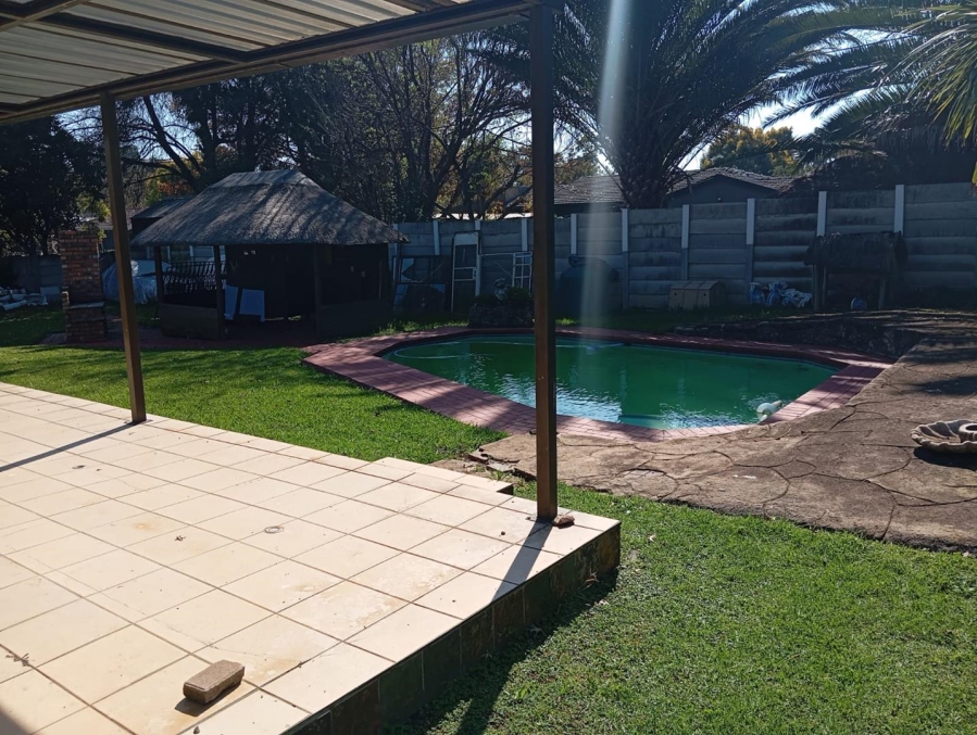 To Let 3 Bedroom Property for Rent in Brackendowns Gauteng