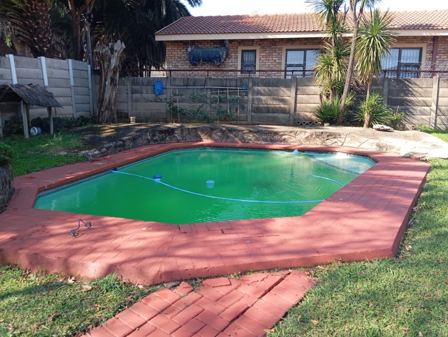 To Let 3 Bedroom Property for Rent in Brackendowns Gauteng