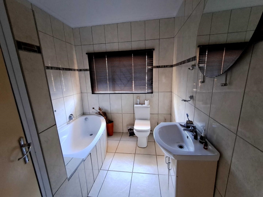 To Let 4 Bedroom Property for Rent in Heuweloord Gauteng