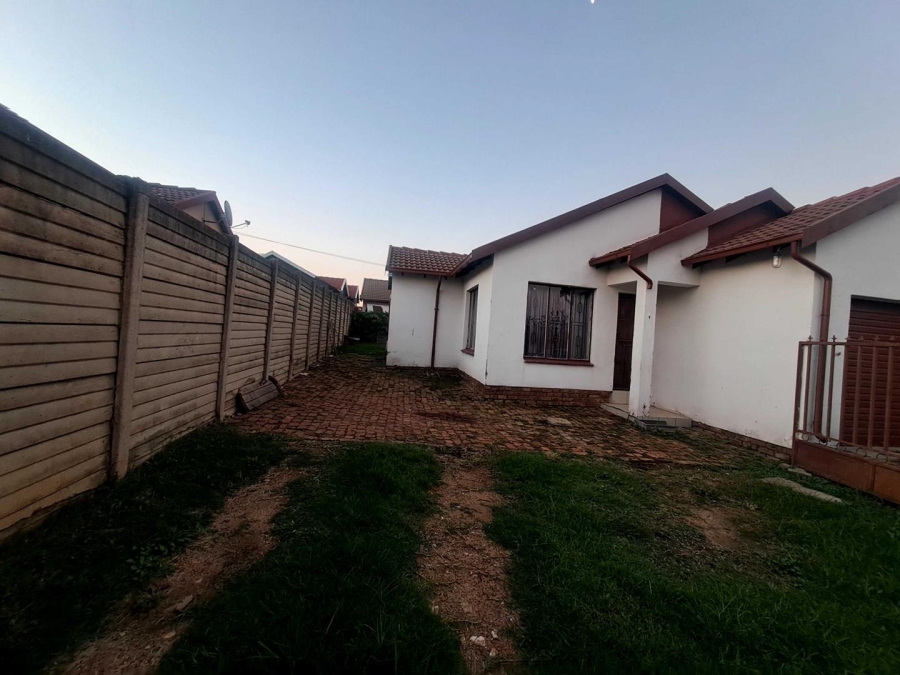 To Let 3 Bedroom Property for Rent in Olievenhoutbosch A H Gauteng