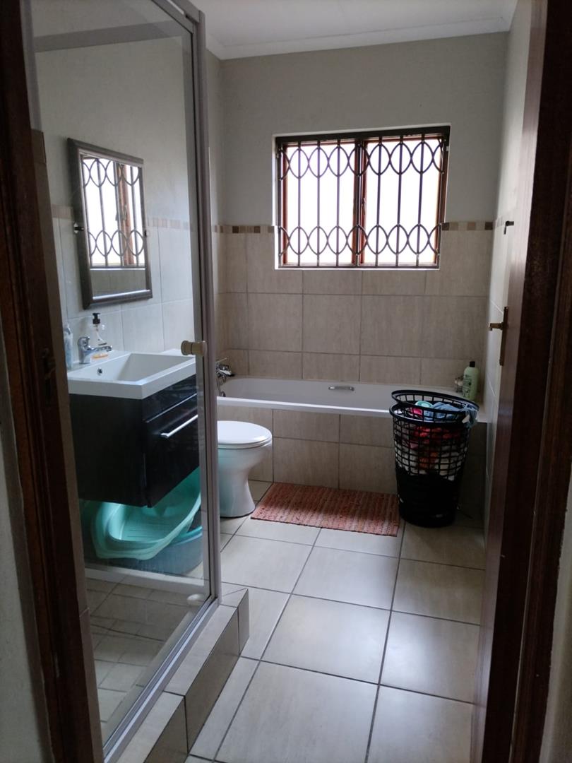 To Let 4 Bedroom Property for Rent in Noordwyk Gauteng