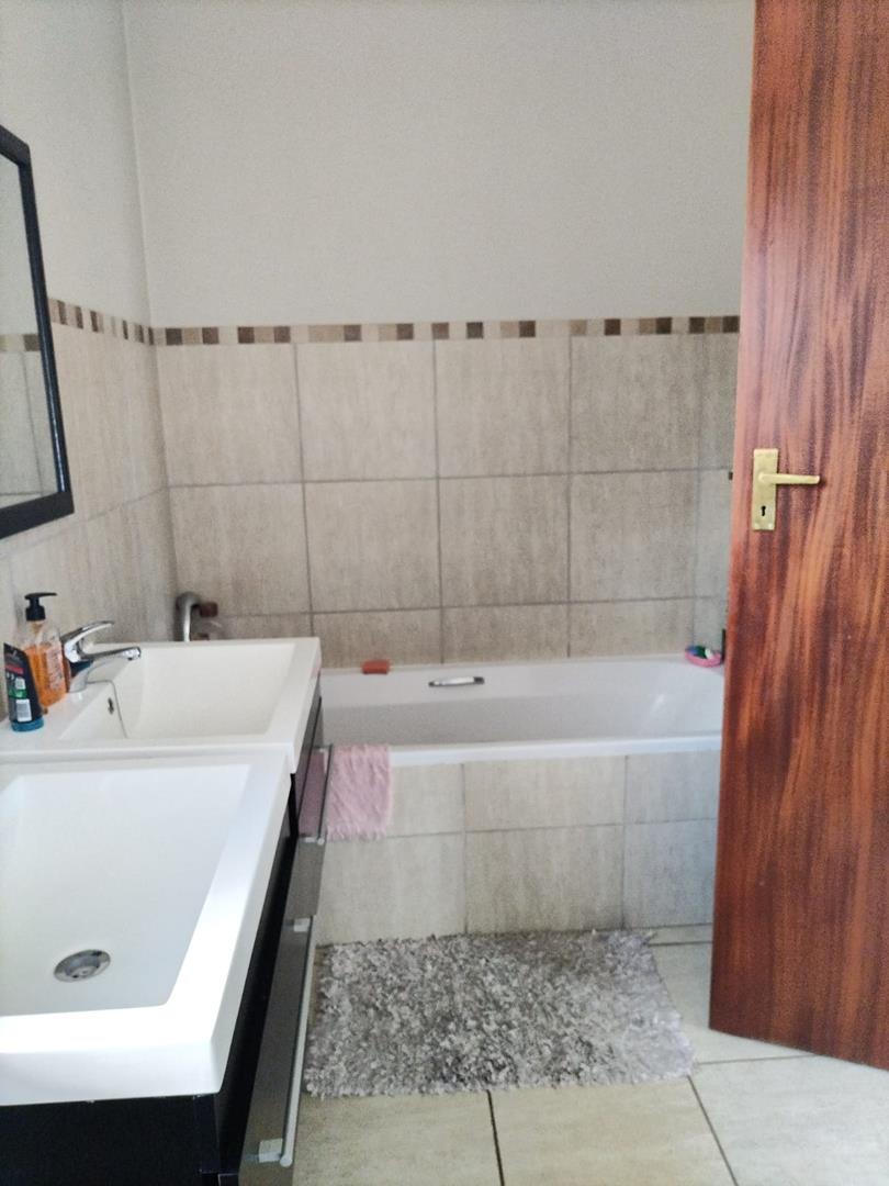 To Let 4 Bedroom Property for Rent in Noordwyk Gauteng