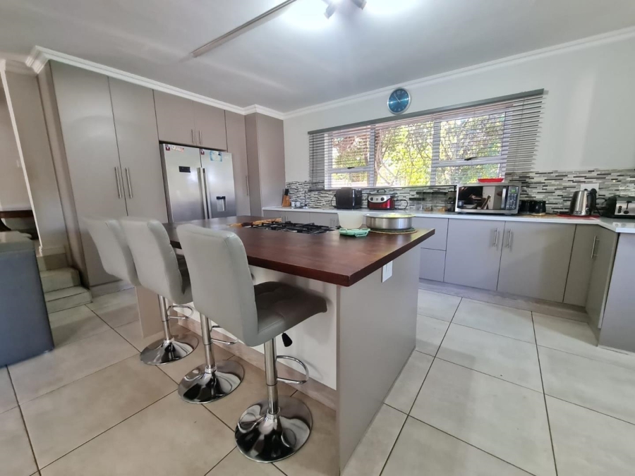 To Let 5 Bedroom Property for Rent in Glenvista Gauteng