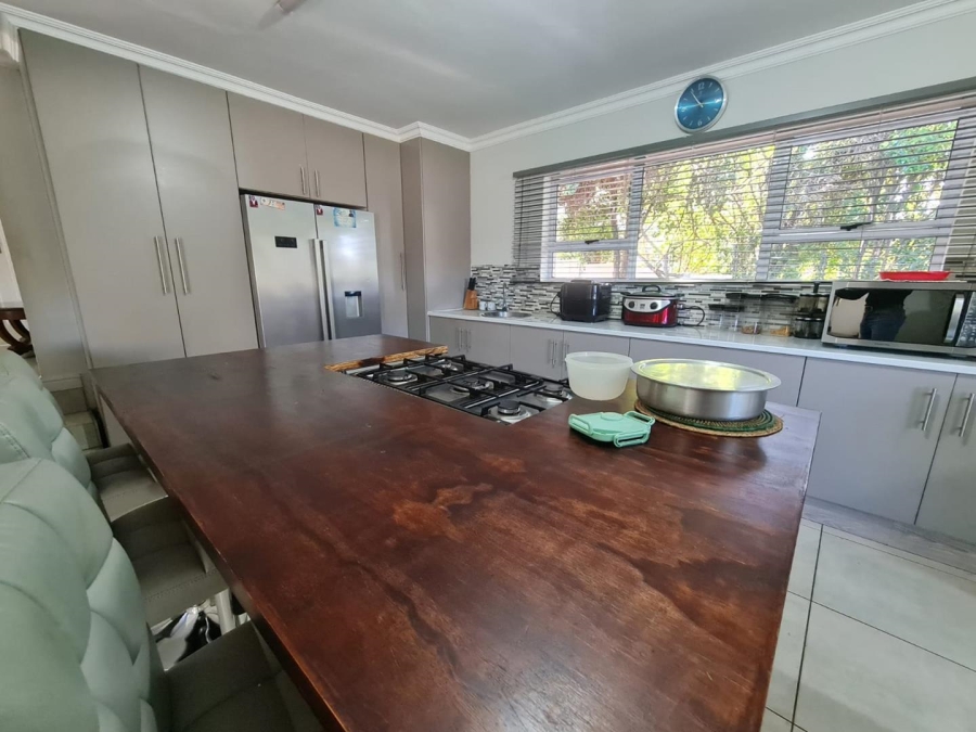To Let 5 Bedroom Property for Rent in Glenvista Gauteng
