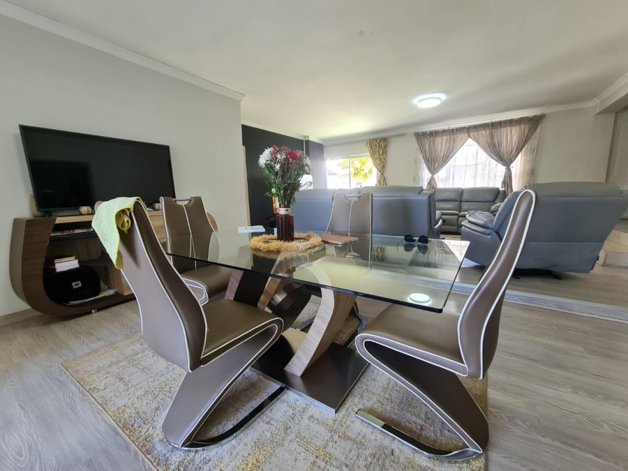 To Let 5 Bedroom Property for Rent in Glenvista Gauteng