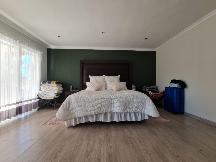 To Let 5 Bedroom Property for Rent in Glenvista Gauteng