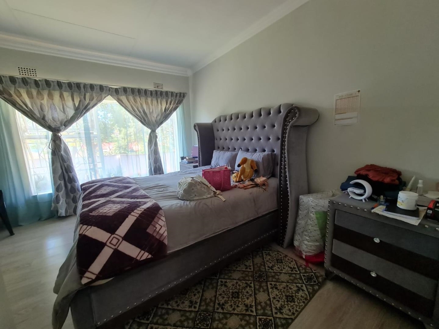 To Let 5 Bedroom Property for Rent in Glenvista Gauteng