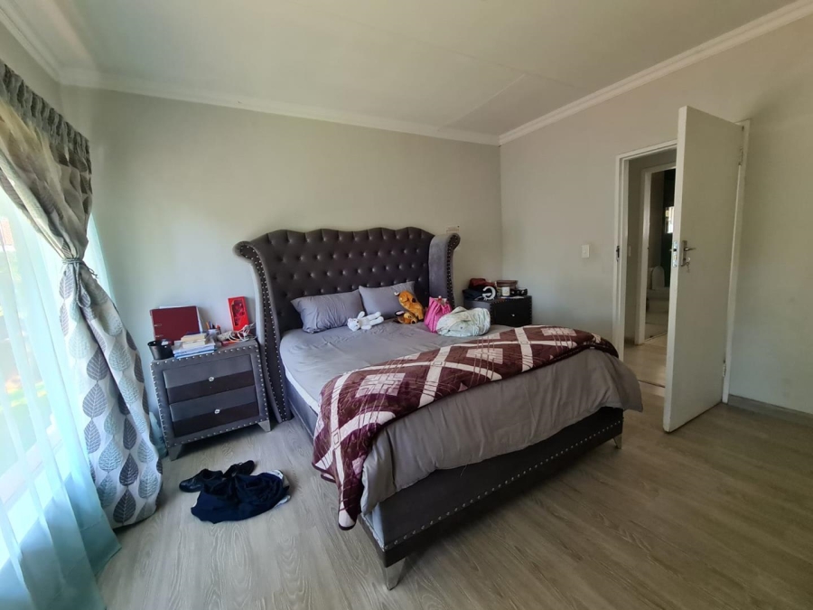To Let 5 Bedroom Property for Rent in Glenvista Gauteng