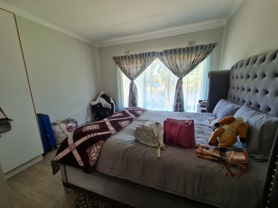 To Let 5 Bedroom Property for Rent in Glenvista Gauteng