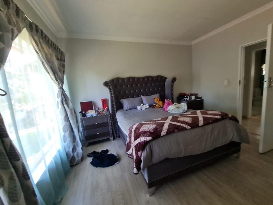 To Let 5 Bedroom Property for Rent in Glenvista Gauteng