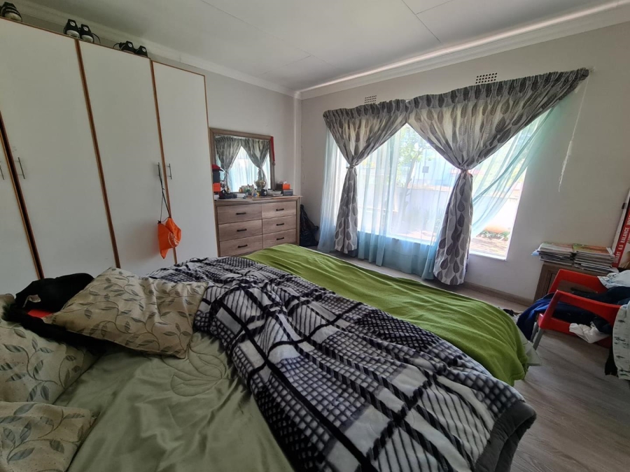 To Let 5 Bedroom Property for Rent in Glenvista Gauteng