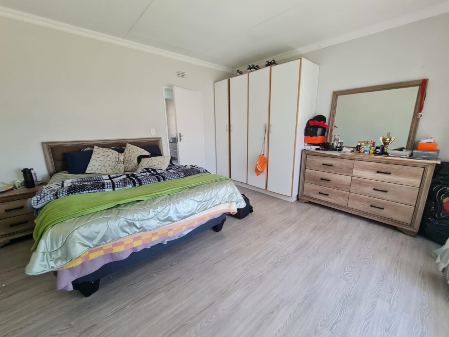 To Let 5 Bedroom Property for Rent in Glenvista Gauteng