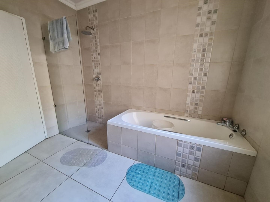 To Let 5 Bedroom Property for Rent in Glenvista Gauteng