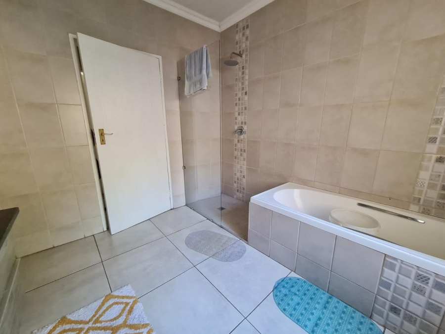 To Let 5 Bedroom Property for Rent in Glenvista Gauteng