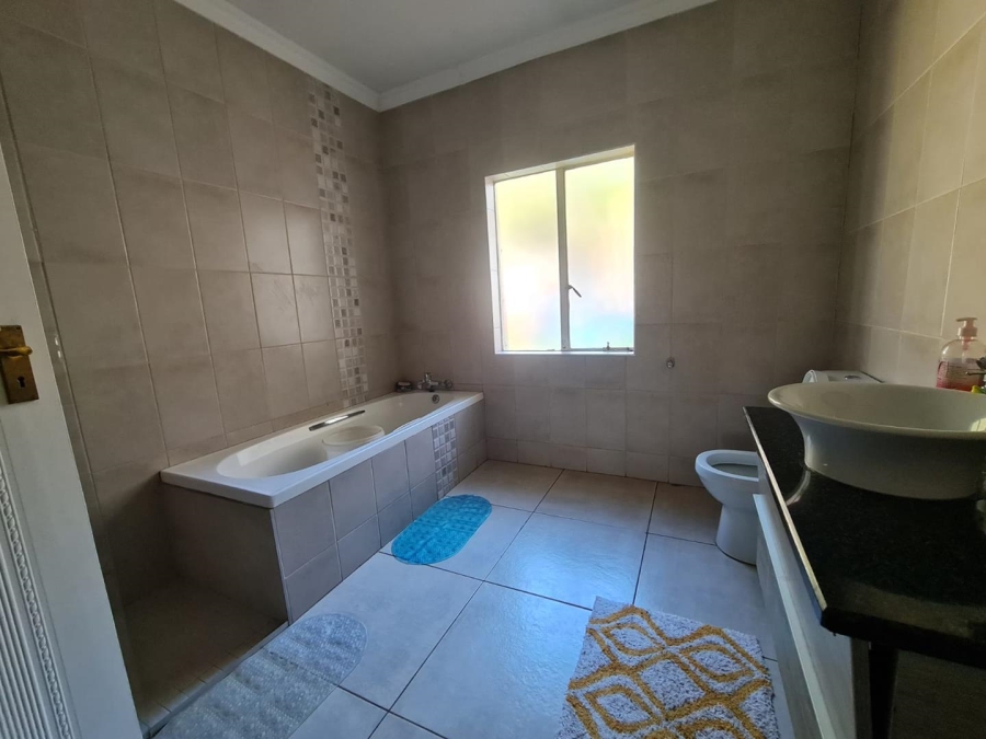 To Let 5 Bedroom Property for Rent in Glenvista Gauteng