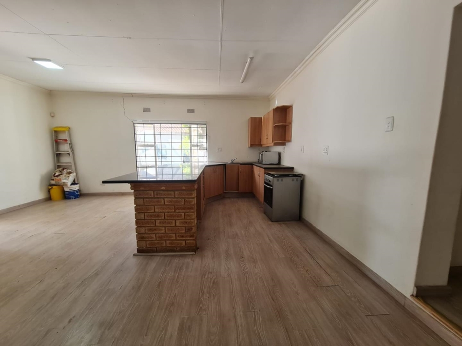 To Let 5 Bedroom Property for Rent in Glenvista Gauteng