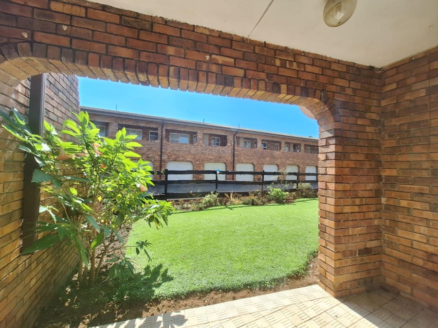 To Let 2 Bedroom Property for Rent in Beyerspark Gauteng