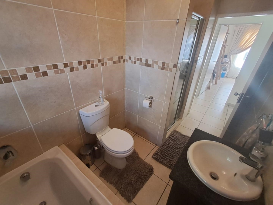 3 Bedroom Property for Sale in Mulbarton Gauteng