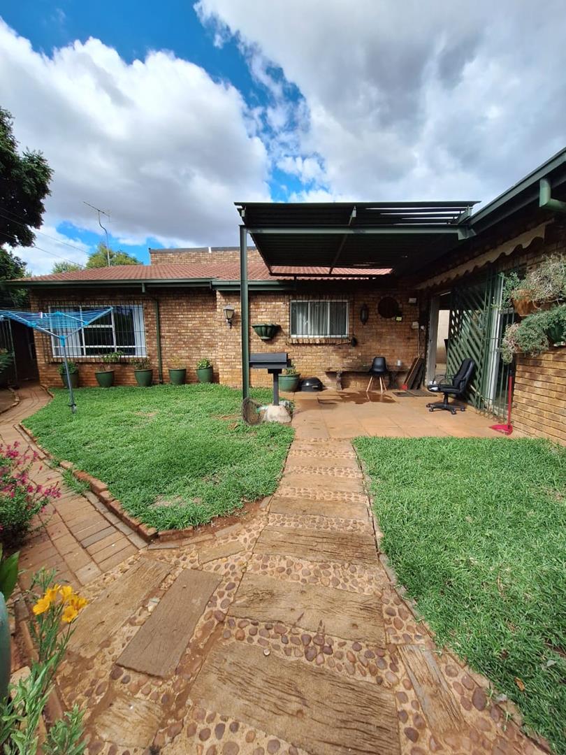 To Let 3 Bedroom Property for Rent in Faerie Glen Gauteng