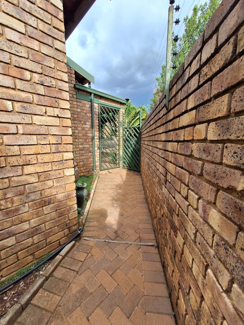 To Let 3 Bedroom Property for Rent in Faerie Glen Gauteng