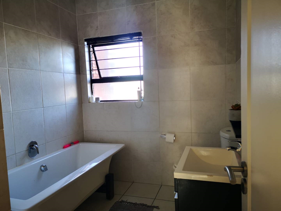 To Let 3 Bedroom Property for Rent in Oakdene Gauteng