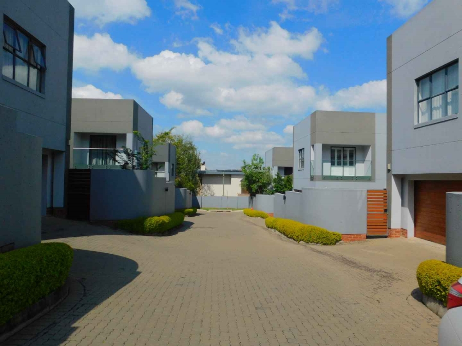 To Let 4 Bedroom Property for Rent in Bryanston Gauteng