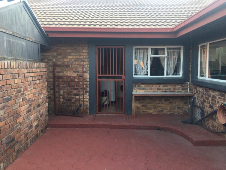 5 Bedroom Property for Sale in The Reeds Gauteng