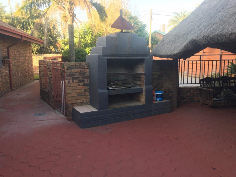 5 Bedroom Property for Sale in The Reeds Gauteng
