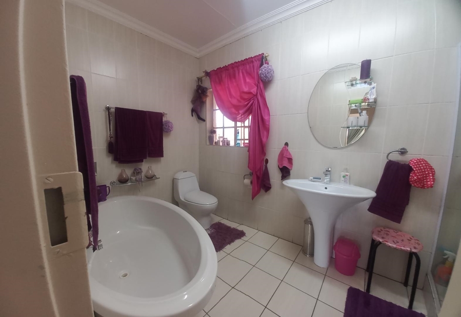 4 Bedroom Property for Sale in Glen Marais Gauteng