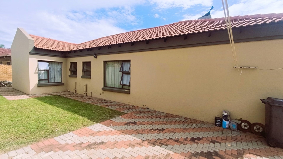 3 Bedroom Property for Sale in Thatchfield Estate Gauteng