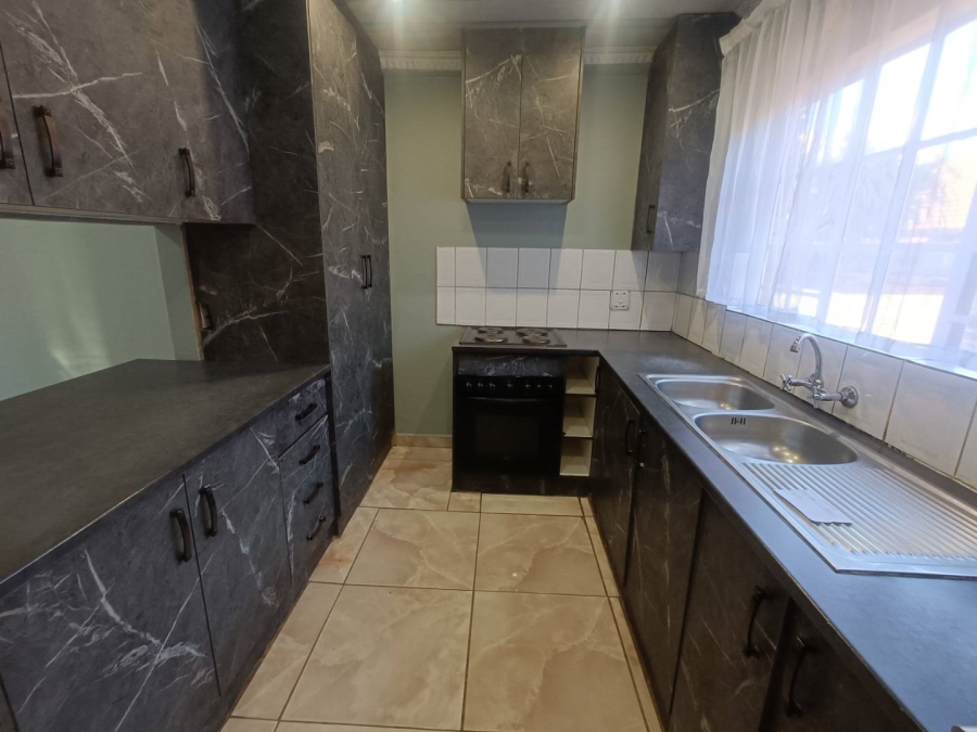 2 Bedroom Property for Sale in Die Hoewes Gauteng