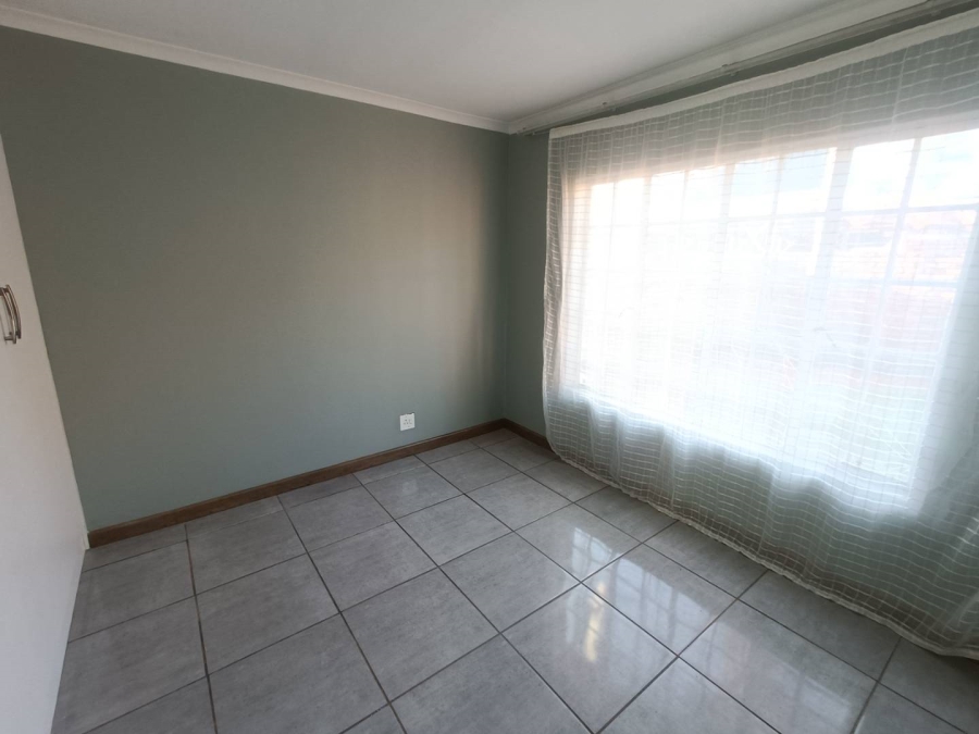 2 Bedroom Property for Sale in Die Hoewes Gauteng