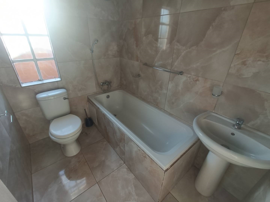 2 Bedroom Property for Sale in Die Hoewes Gauteng