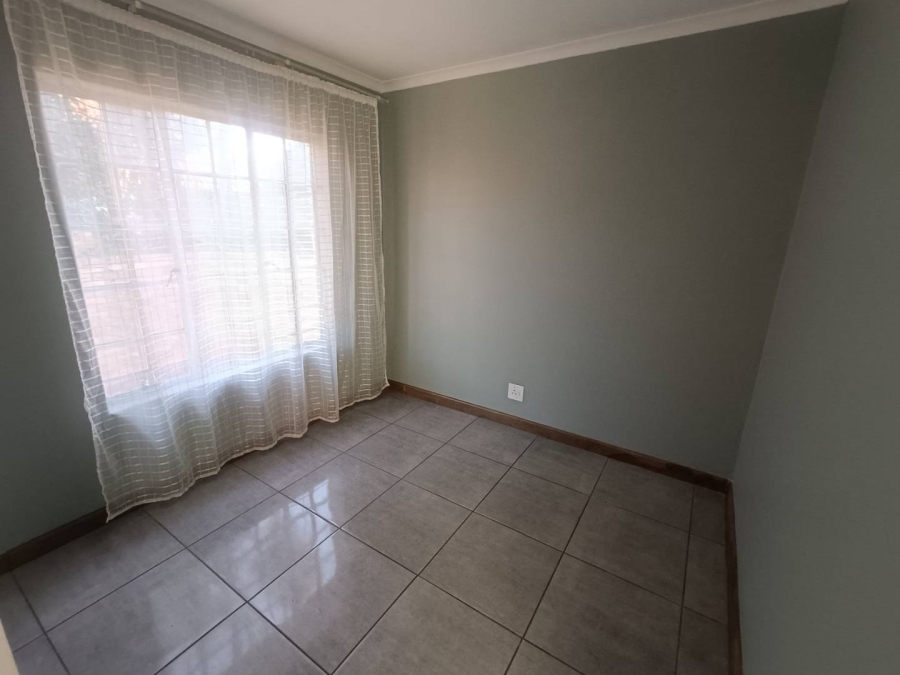 2 Bedroom Property for Sale in Die Hoewes Gauteng