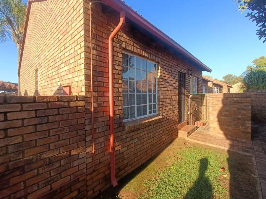 2 Bedroom Property for Sale in Die Hoewes Gauteng