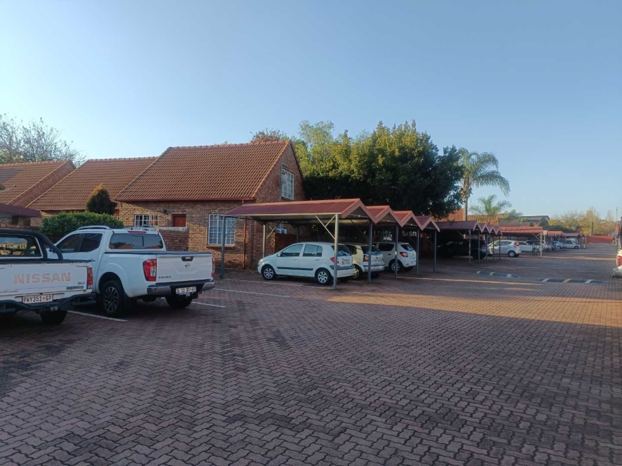 2 Bedroom Property for Sale in Die Hoewes Gauteng