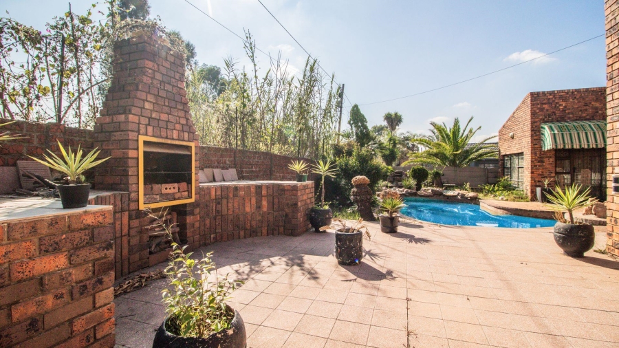 6 Bedroom Property for Sale in Rynsoord Gauteng