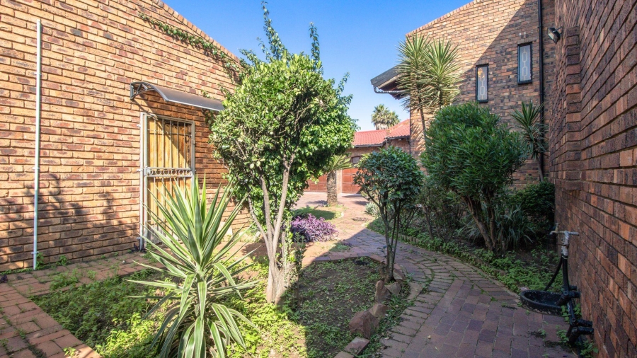 6 Bedroom Property for Sale in Rynsoord Gauteng