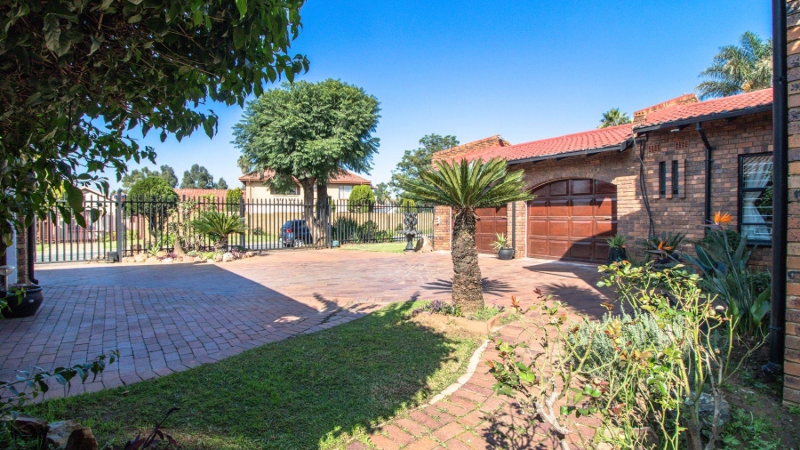 6 Bedroom Property for Sale in Rynsoord Gauteng