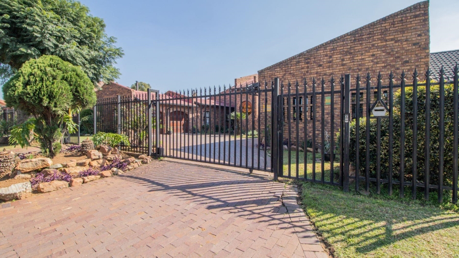 6 Bedroom Property for Sale in Rynsoord Gauteng