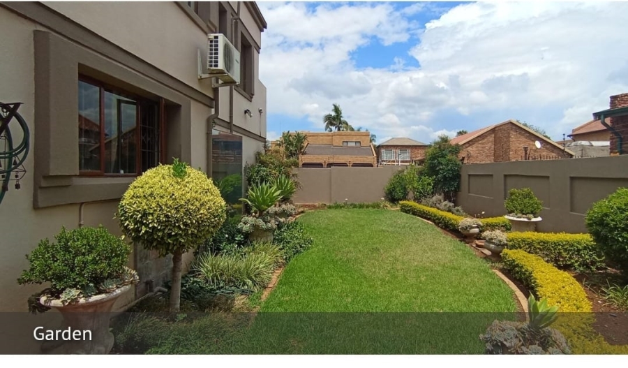 3 Bedroom Property for Sale in Eldoraigne Gauteng