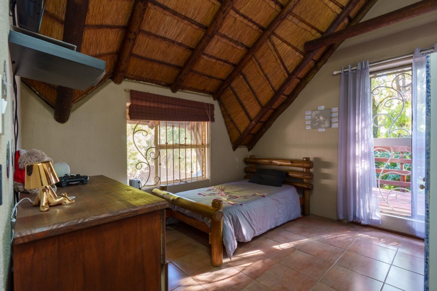 5 Bedroom Property for Sale in Faerie Glen Gauteng