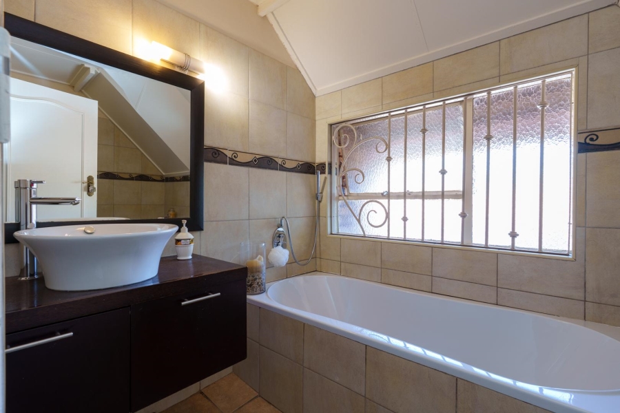 5 Bedroom Property for Sale in Faerie Glen Gauteng