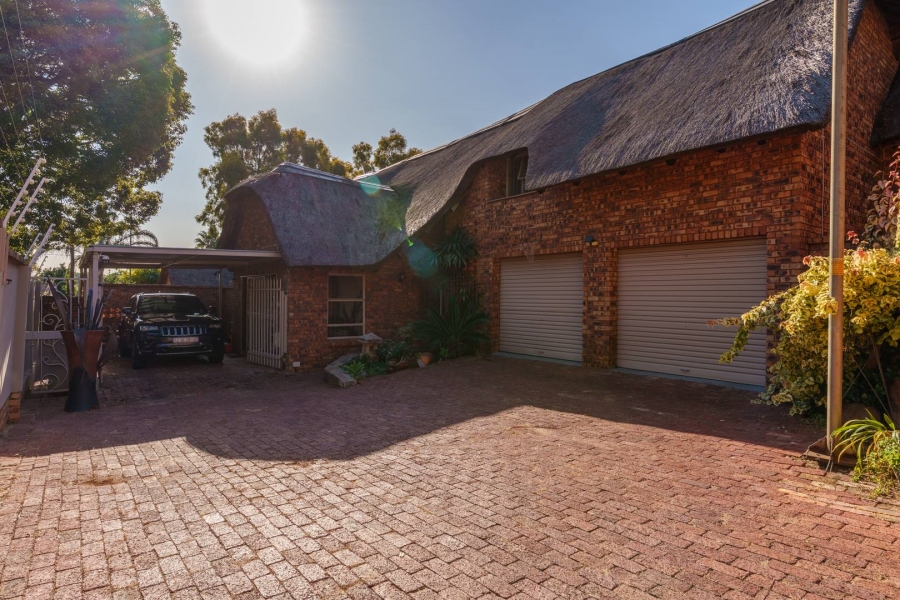 5 Bedroom Property for Sale in Faerie Glen Gauteng