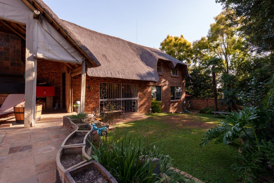 5 Bedroom Property for Sale in Faerie Glen Gauteng